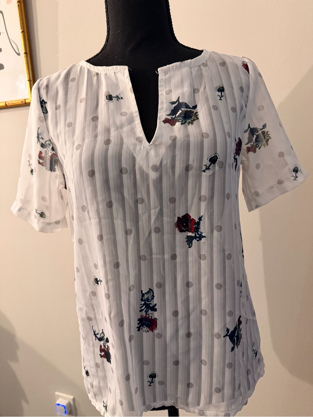Womenโs White Floral Dot Split-Neck Blouse